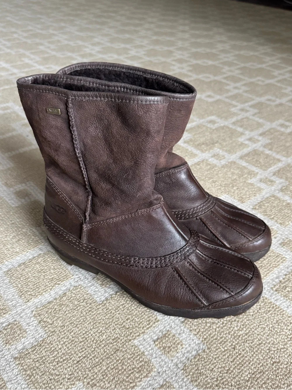 UGG Bridgeport Waterproof Leather Duck Boots Shearling Interior Brown 9